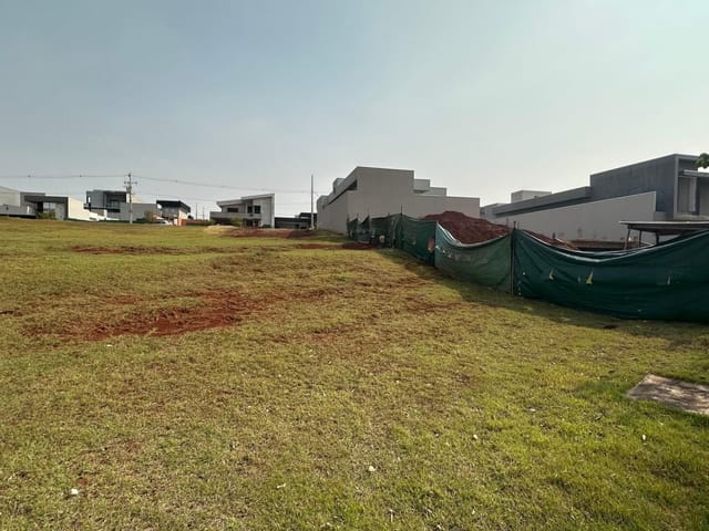 Terreno com 307m², à venda, no bairro Centro em Cambé