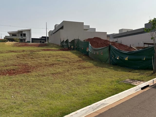 Terreno com 307m², à venda, no bairro Centro em Cambé