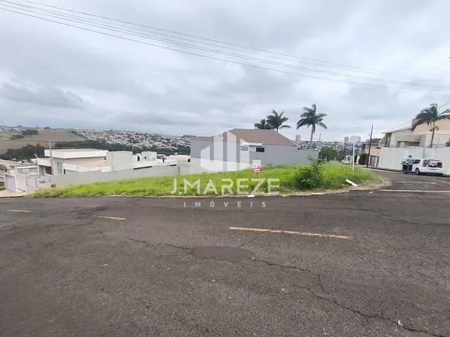 Terreno com 374m², à venda, no bairro Loteamento Residencial Cazarin em Apucarana
