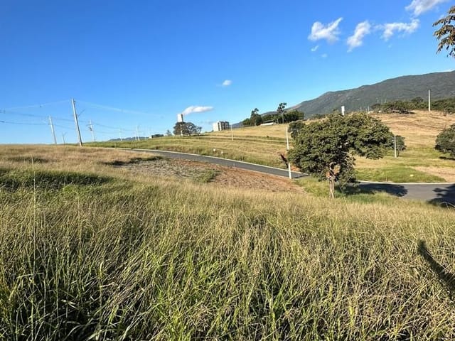 Terreno com 200m², à venda, no bairro Loteamento Jatobás em Extrema