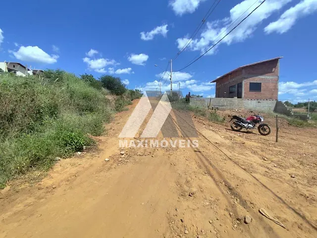 Terreno com 170m², à venda, no bairro Alto Paraiso em Araçuaí