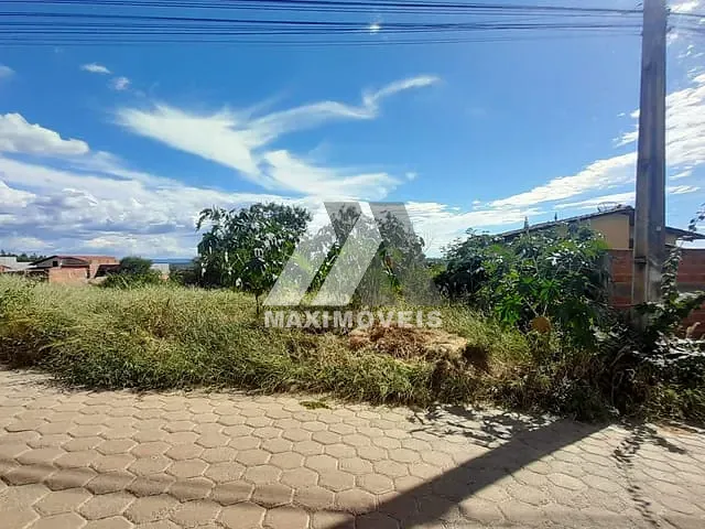 Terreno com 180m², à venda, no bairro Alto Paraiso em Araçuaí