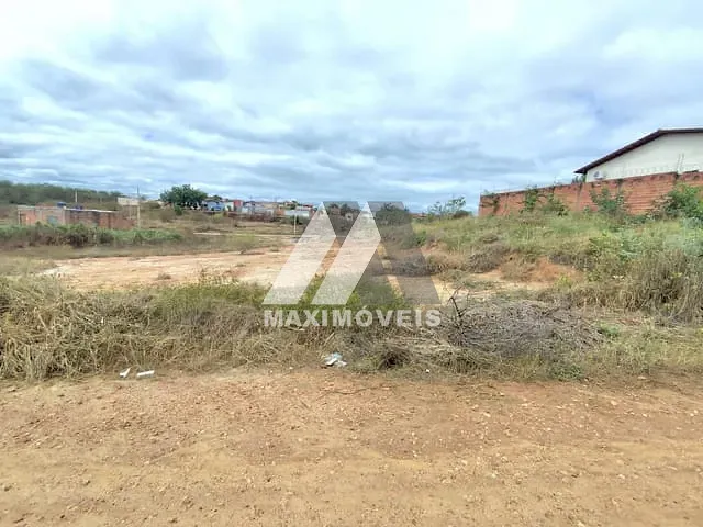 Terreno com 360m², à venda, no bairro São Francisco em Araçuaí