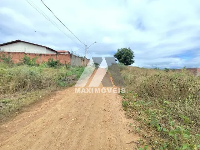 Terreno com 360m², à venda, no bairro São Francisco em Araçuaí