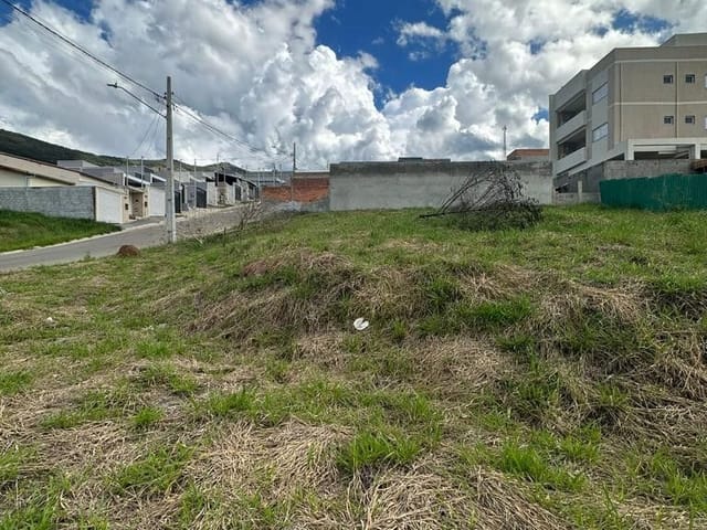Terreno com 425m², à venda, no bairro Loteamento Parque Dos Manacás em Extrema