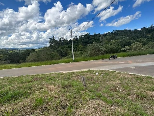 Terreno com 425m², à venda, no bairro Loteamento Parque Dos Manacás em Extrema