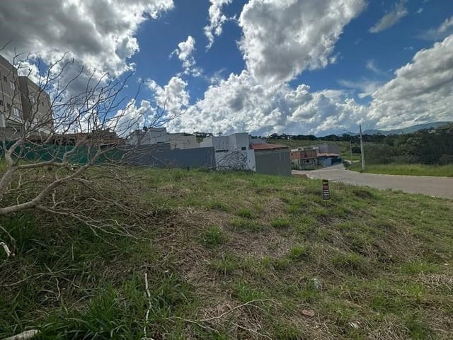 Terreno com 425m², à venda, no bairro Loteamento Parque Dos Manacás em Extrema
