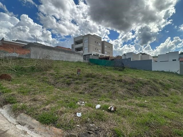 Terreno com 425m², à venda, no bairro Loteamento Parque Dos Manacás em Extrema
