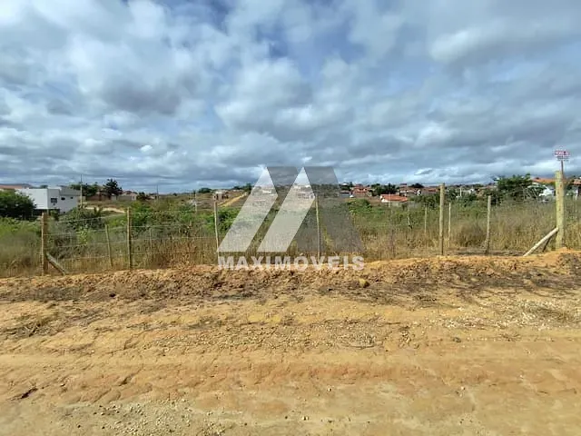 Terreno com 360m², à venda, no bairro São Francisco II em Araçuaí