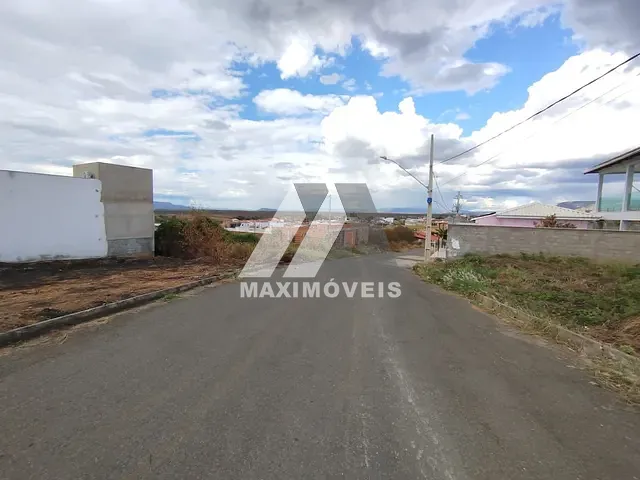 Terreno com 399m², à venda, no bairro São Mateus em Araçuaí