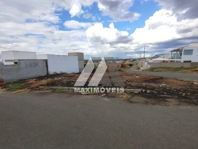 Terreno com 399m², à venda, no bairro São Mateus em Araçuaí