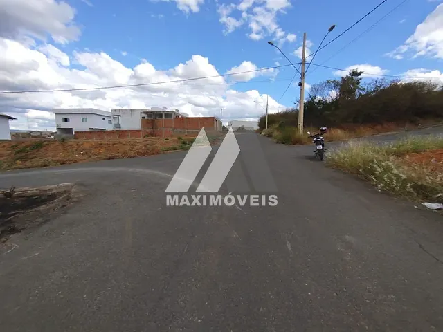 Terreno com 399m², à venda, no bairro São Mateus em Araçuaí