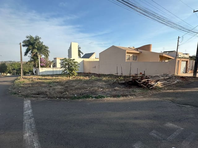 Terreno com 442m², à venda, no bairro Vila Santana em Cambé