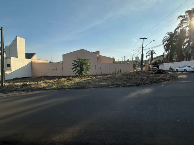 Terreno com 442m², à venda, no bairro Vila Santana em Cambé