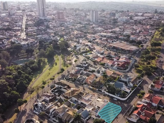 Terreno com 442m², à venda, no bairro Vila Santana em Cambé