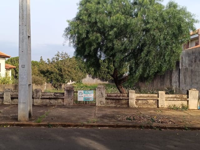 Terreno com 588m², à venda, no bairro Centro em Cambé