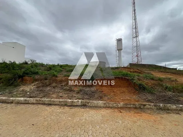Terreno com 360m², à venda, no bairro São Geraldo "Mirante". em Araçuaí