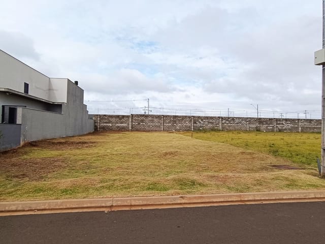Terreno com 300m², à venda, no bairro Centro em Cambé