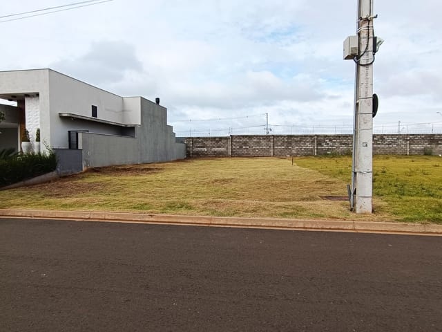 Terreno com 300m², à venda, no bairro Centro em Cambé