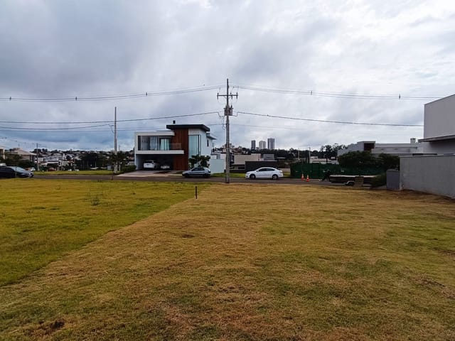Terreno com 300m², à venda, no bairro Centro em Cambé