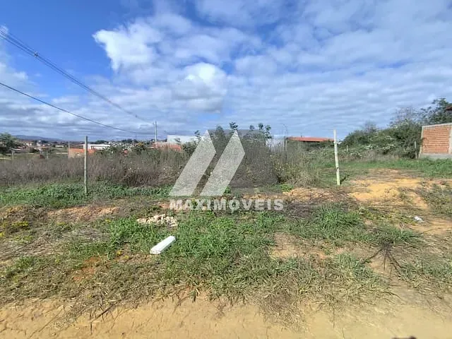 Terreno com 180m², à venda, no bairro São Francisco II em Araçuaí