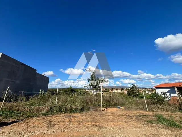Terreno com 360m², à venda, no bairro São Francisco II em Araçuaí