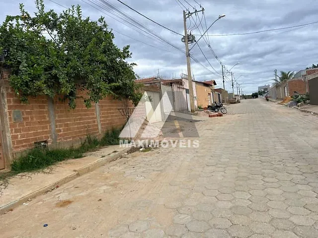 Terreno com 180m², à venda, no bairro São Francisco em Araçuaí