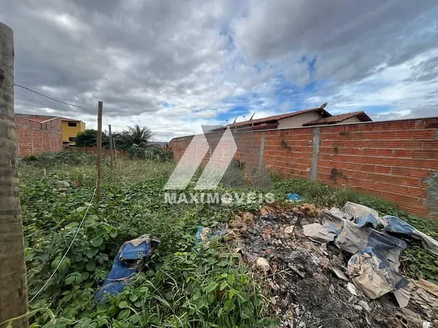 Terreno com 180m², à venda, no bairro São Francisco em Araçuaí