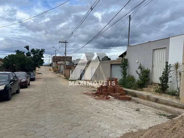 Terreno com 180m², à venda, no bairro São Francisco em Araçuaí