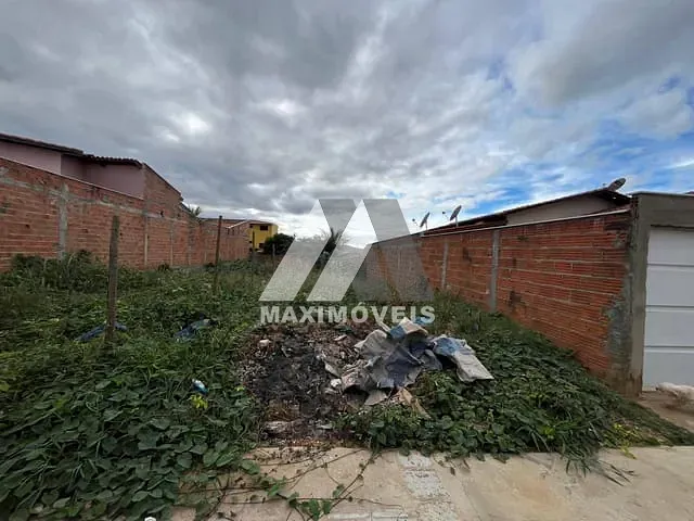 Terreno com 180m², à venda, no bairro São Francisco em Araçuaí