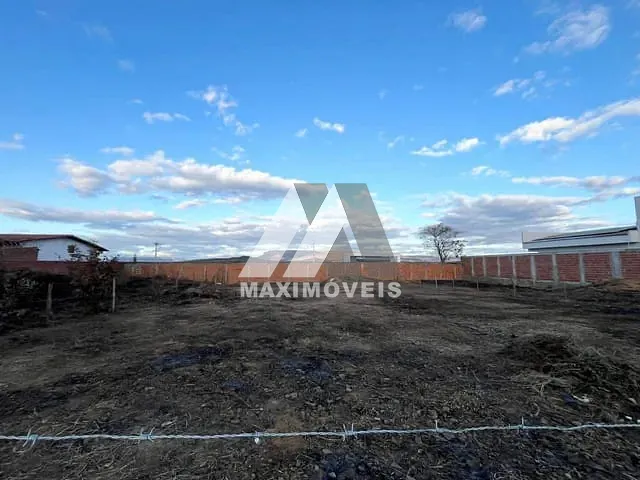 Terreno com 431m², à venda, no bairro São Francisco em Araçuaí
