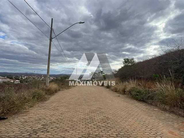 Terreno com 360m², à venda, no bairro São Geraldo em Araçuaí