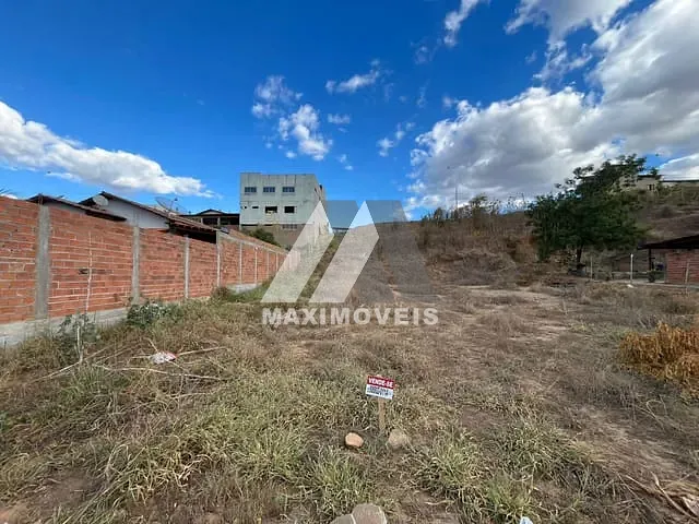 Terreno com 180m², à venda, no bairro São Francisco II em Araçuaí