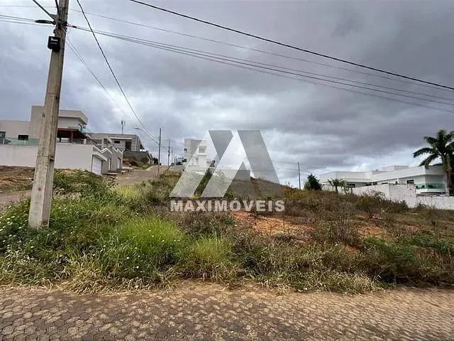Terreno com 180m², à venda, no bairro São Geraldo em Araçuaí