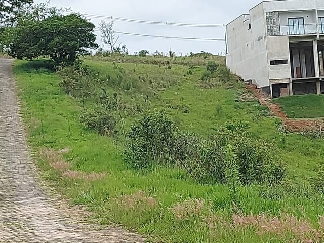 Terreno com 740m², à venda, no bairro Água Branca em Cambuí