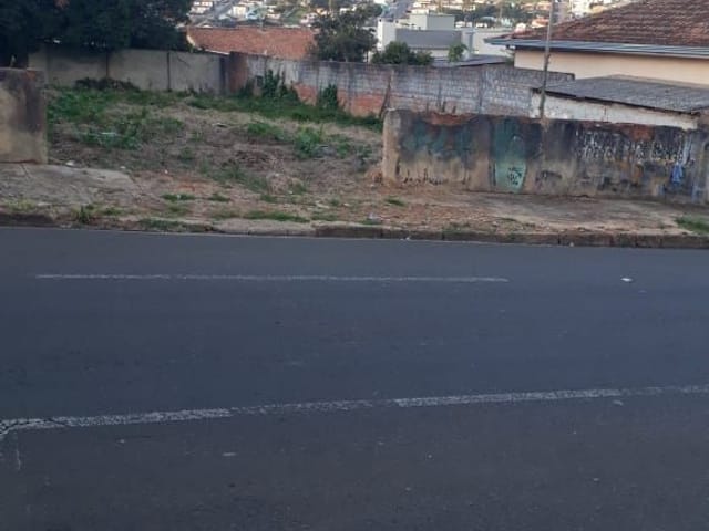 Terreno residencial ou comercial próximo ao Centro à venda, com 429m2, em Olarias