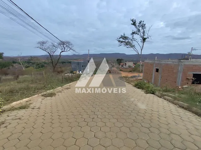Terreno com 211m², à venda, no bairro Alto Paraiso em Araçuaí