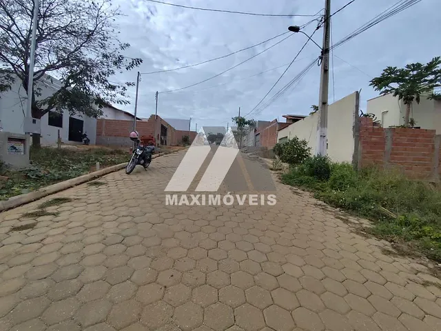 Terreno com 211m², à venda, no bairro Alto Paraiso em Araçuaí