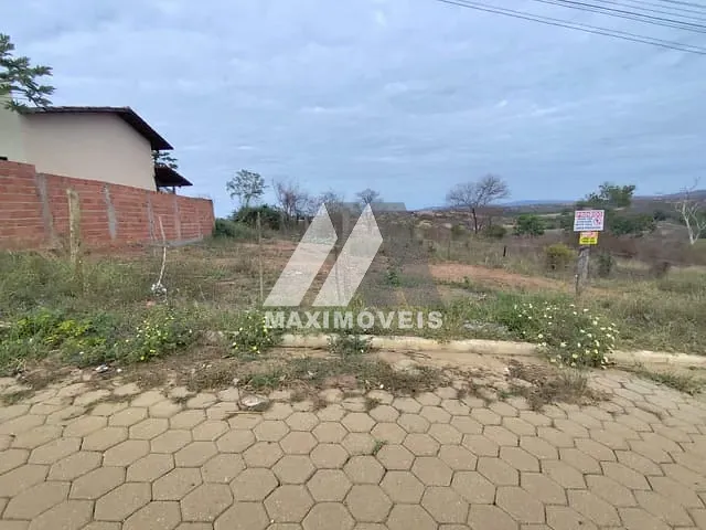 Terreno com 211m², à venda, no bairro Alto Paraiso em Araçuaí