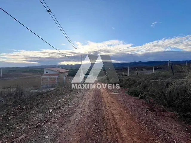 Terreno com 240m², à venda, no bairro Alto Paraiso em Araçuaí