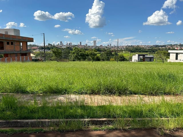 Terreno com 331m², à venda, no bairro Cond Campos Do Conde em Jataizinho