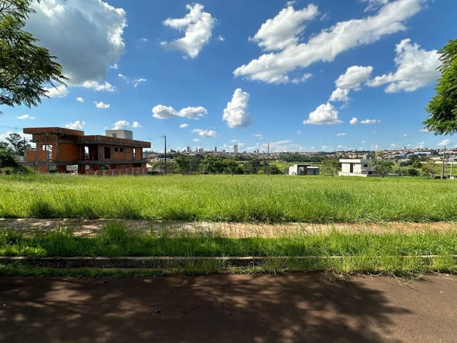 Terreno com 331m², à venda, no bairro Cond Campos Do Conde em Jataizinho