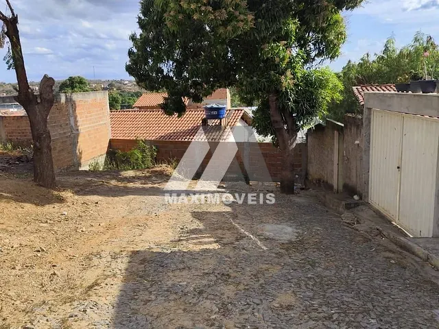 Terreno com 297m², à venda, no bairro Vera Cruz em Araçuaí