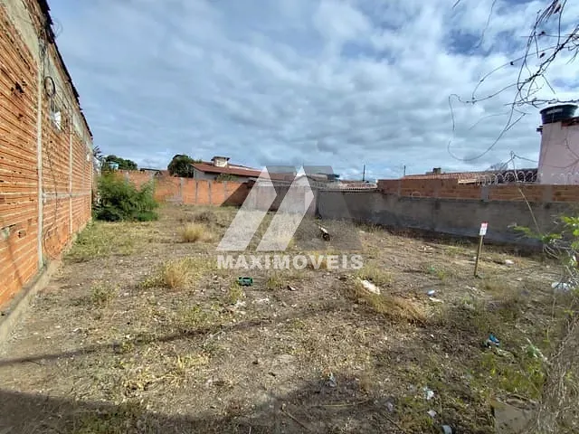 Terreno com 450m², à venda, no bairro Alto Mercado em Araçuaí