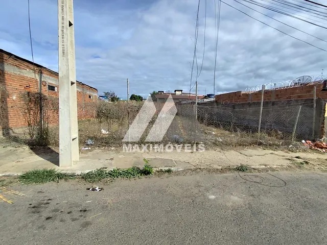 Terreno com 450m², à venda, no bairro Alto Mercado em Araçuaí