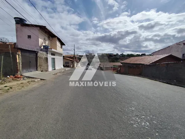Terreno com 450m², à venda, no bairro Alto Mercado em Araçuaí