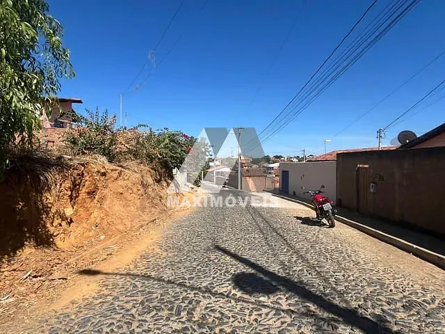 Terreno com 360m², à venda, no bairro Santa Tereza em Araçuaí