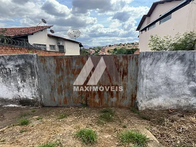 Terreno com 360m², à venda, no bairro Santa Tereza em Araçuaí