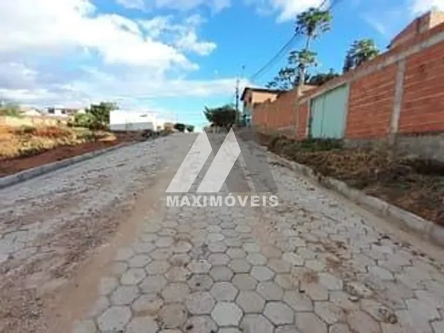 Terreno com 180m², à venda, no bairro São Francisco II em Araçuaí