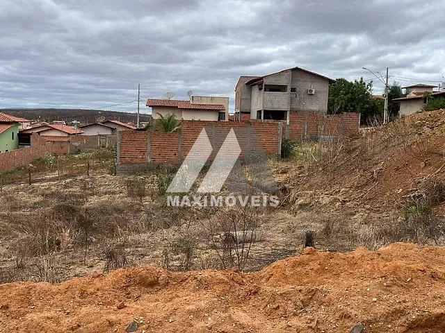 Terreno com 360m², à venda, no bairro São Francisco II em Araçuaí